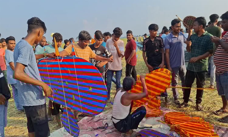 জয়পুরহাটে তুলসীগঙ্গা নদীর তীরে ঘুড়ির মেলা