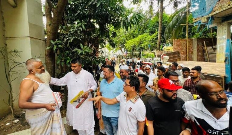 বিএনপির রাষ্ট্র মেরামতের ৩১ দফা প্রচারে লিফলেট বিতরণ দক্ষিণখানে