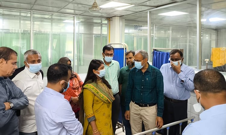 যশোরের চৌগাছায় নির্যাতনের শিকার ৭ বছরের শিশুটির পাশে দাঁড়ালেন তারেক রহমান