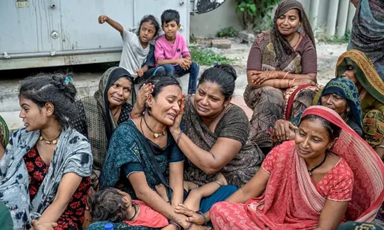 ভারতে বিমান দুর্ঘটনায় নিহতদের স্বজনরা এখনো মরদেহের অপেক্ষায় 