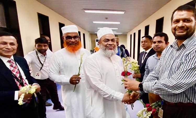 চট্টগ্রামে ফিরতি প্রথম হজ ফ্লাইটে ফিরেছেন ৪১৩ জন হাজি 