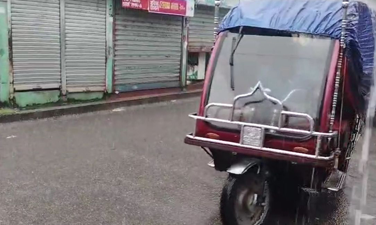 পটুয়াখালী জেলা জুড়ে বিরামহীন বৃষ্টি, জনজীবনে ভোগান্তি