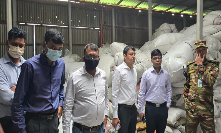 গাজীপুরে পলিথিন উৎপাদনের বিরুদ্ধে টাস্কফোর্সের অভিযান : পলিথিন জব্দ, কারাদণ্ড