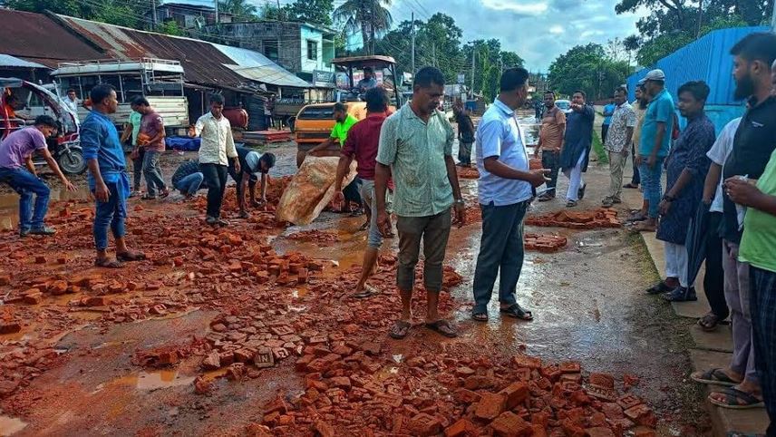 এবার সড়ক মেরামত করলো রামগড় বিএনপি