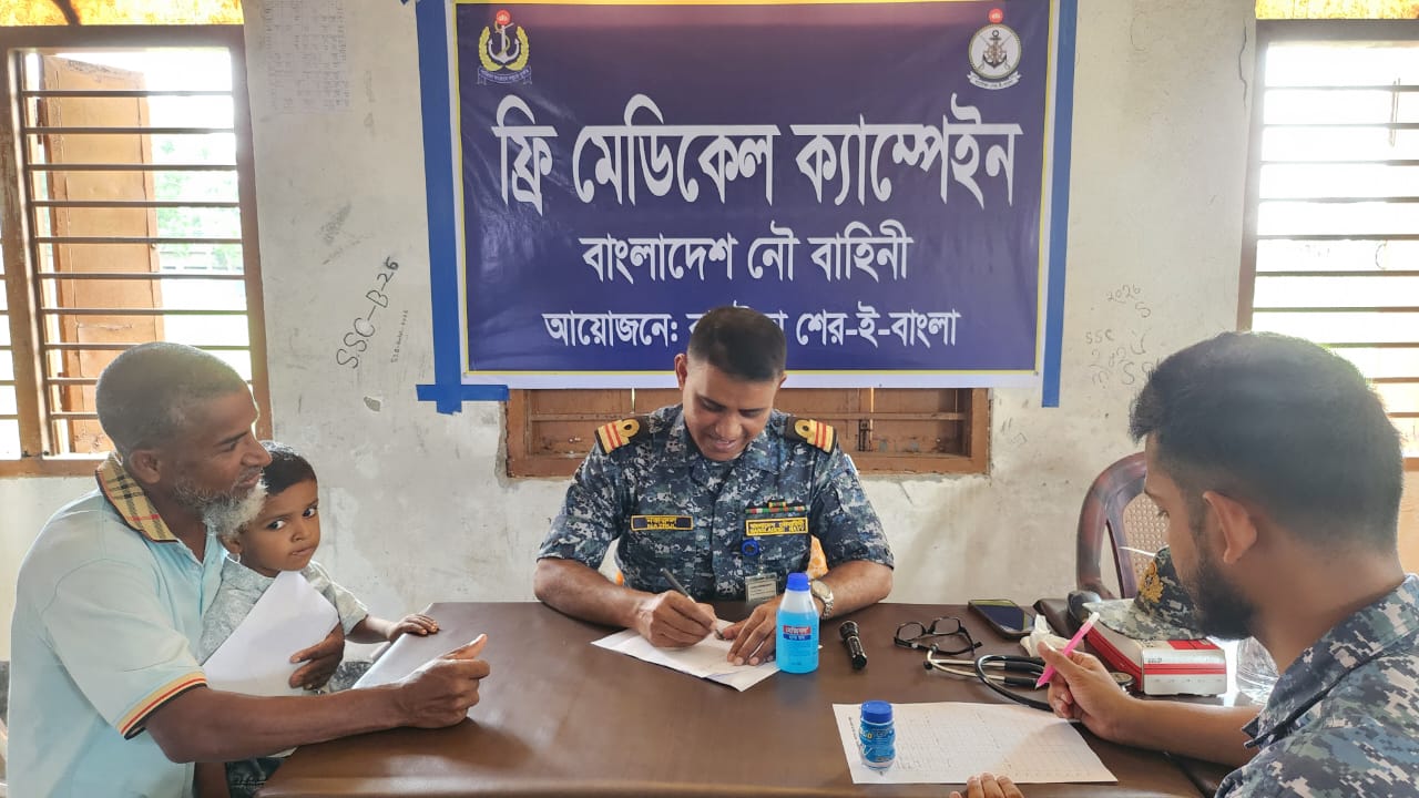 বরগুনায় সুবিধা বঞ্চিত মানুষের মাঝে নৌবাহিনীর বিনামূল্যে চিকিৎসাসেবা প্রদান