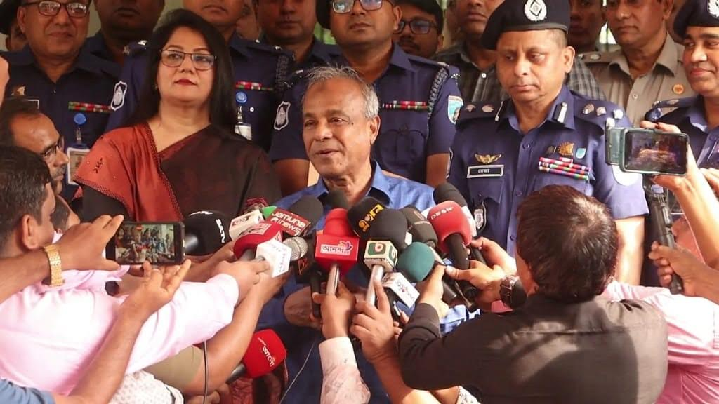 পুলিশকে জনবান্ধব করতে চেষ্টা চালিয়ে যাচ্ছি: স্বরাষ্ট্র উপদেষ্টা