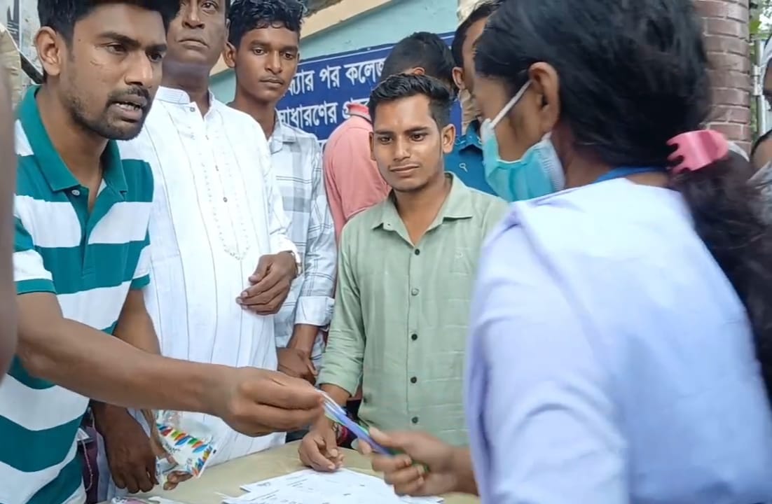 মাগুরায় এইচএসসি পরীক্ষার্থীদের মধ্যে ছাত্রদলের কলম ও মাস্ক বিতরণ
