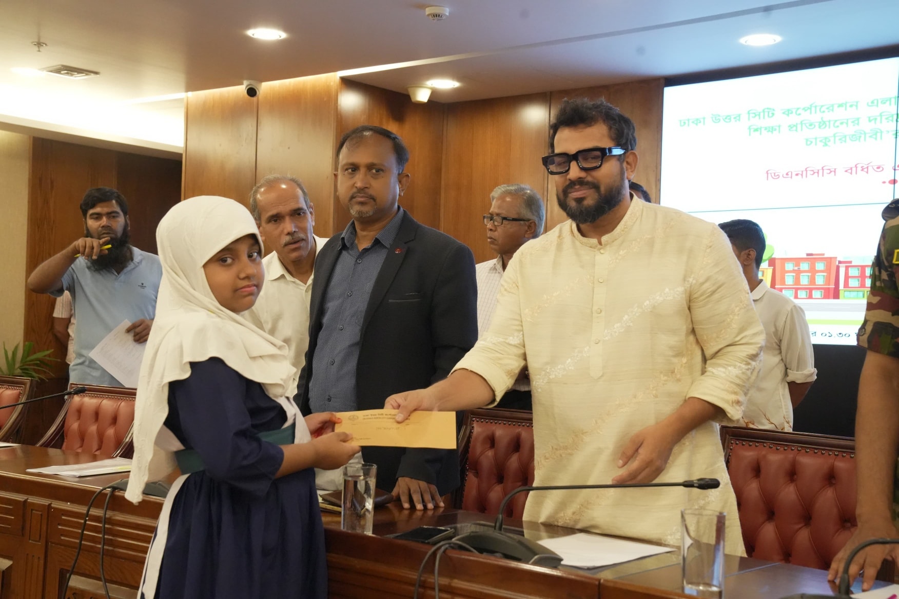 অসচ্ছল মেধাবী শিক্ষার্থীদের মেধা বৃত্তি দিলো ডিএনসিসি