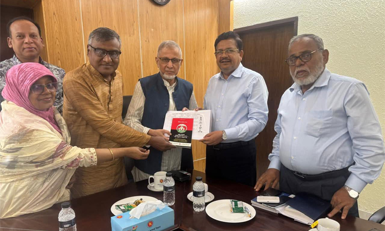প্রধান উপদেষ্টার বিশেষ সহকারীর কাছে জুলাই বিপ্লবে নিহত শ্রমিকদের তালিকা হস্তান্তর