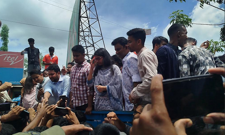 নাহিদ-হাসনাতদের দেখতে রাস্তার মানুষের ভিড়
