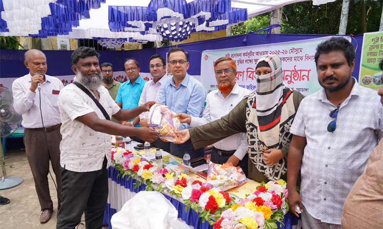 চুয়াডাঙ্গায় ৩ হাজার  তুলাচাষীকে উপকরণ বিতরণ