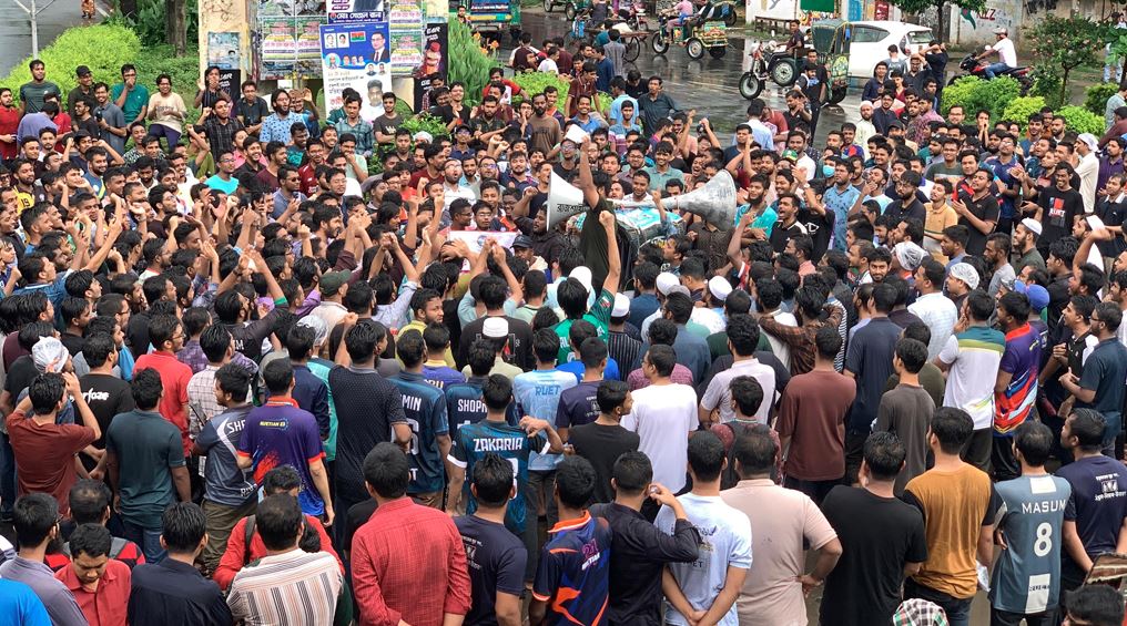 রুয়েটে ৩ দফা দাবিতে আন্দোলনে শিক্ষার্থীরা