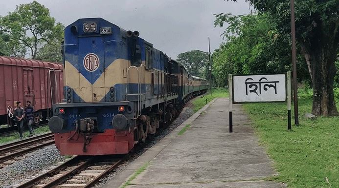 হিলি রেলস্টেশনে যাত্রী দুর্ভোগ চরমে, দ্রুত সমাধানের আশ্বাস রেল বিভাগের