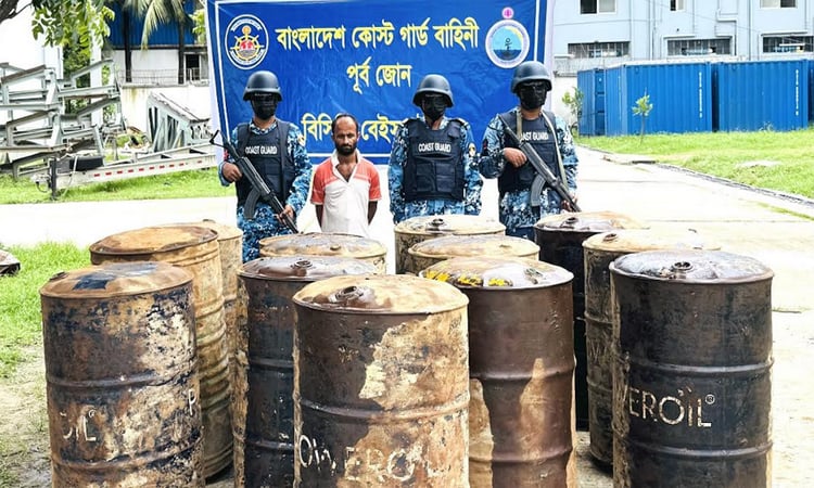 চট্টগ্রামে অকটেন পাচারকালে কোস্ট গার্ডের অভিযানে আটক ১