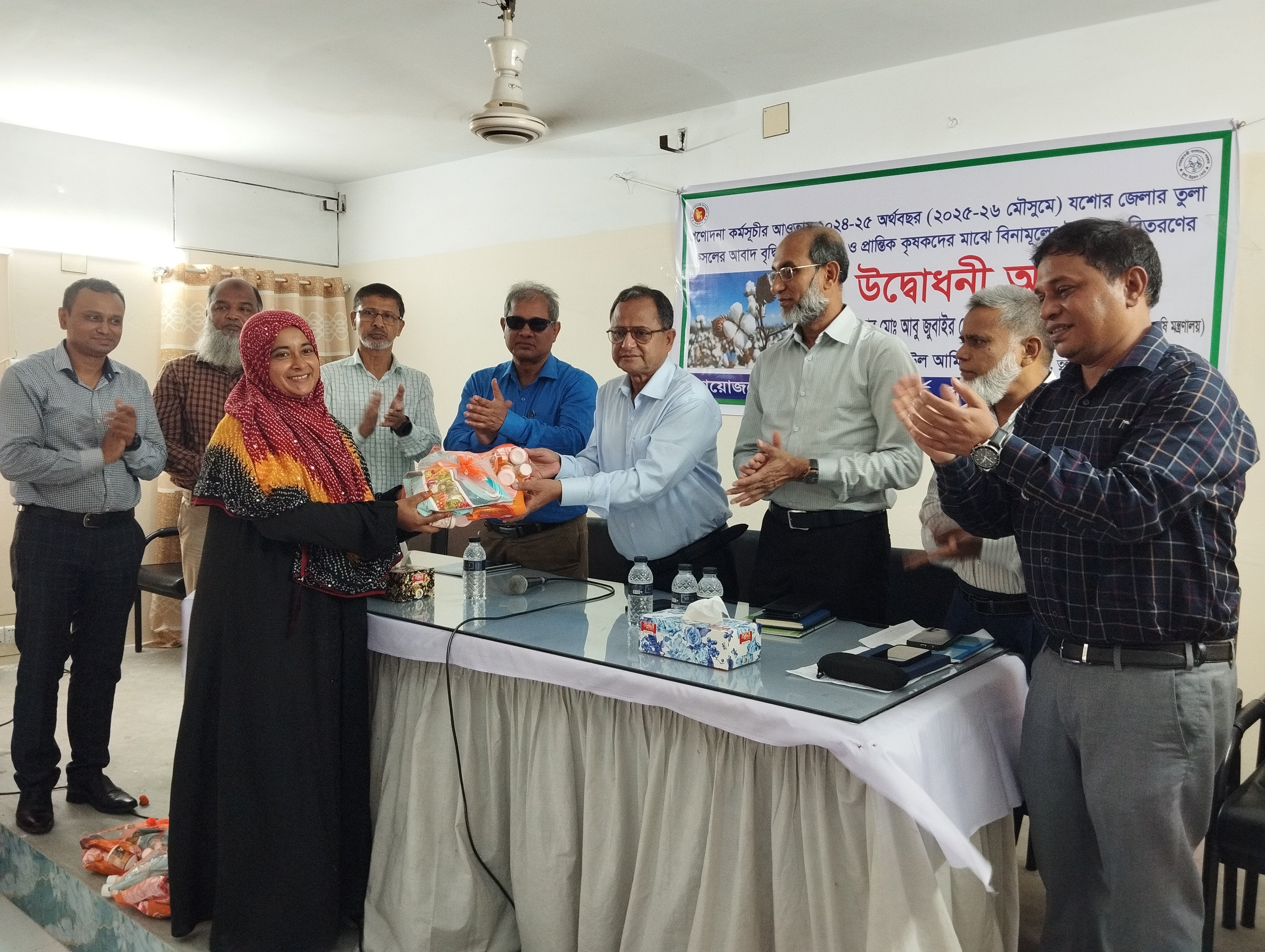 যশোরে কৃষকদের মধ্যে তুলা বীজ বিতরণ 