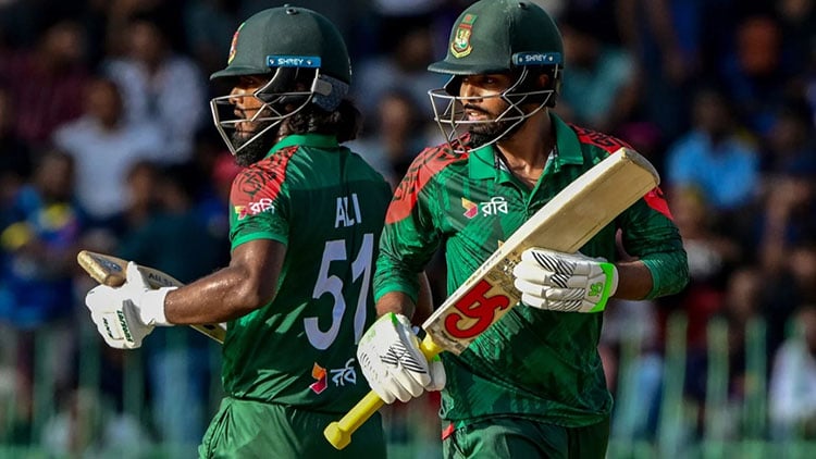 পারভেজ-হৃদয়ের হাফ-সেঞ্চুরিতে বাংলাদেশের সংগ্রহ ২৪৮ রান