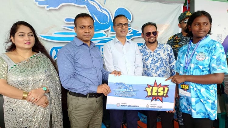 তারুণ্যের উৎসব :  চাঁদপুরে ইয়েস কার্ড পেল ৪০ সাঁতারু
