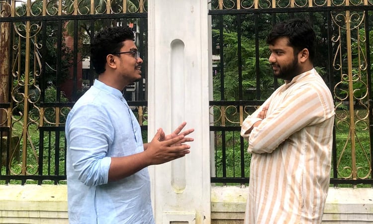 সাদিক কায়েমের সাক্ষাৎকার নিচ্ছেন জুবায়ের ইবনে কামাল। ছবি: বাসস