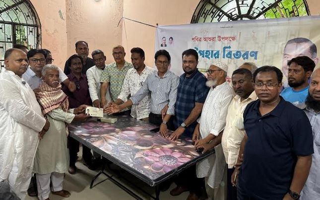 পবিত্র আশুরা উপলক্ষে বিএনপি নেতা রকিবুল ইসলাম বকুলের পক্ষ থেকে উপহার