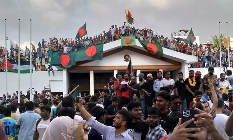 জুলাই গণঅভ্যুত্থানে শহীদ সাংবাদিক পরিবারকে সম্মাননা ১০ জুলাই প্রেস ক্লাবে