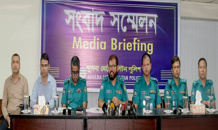 খুলনায় আইন-শৃঙ্খলা পরিস্থিতি নিয়ে পুলিশ কমিশনারের সংবাদ সম্মেলন