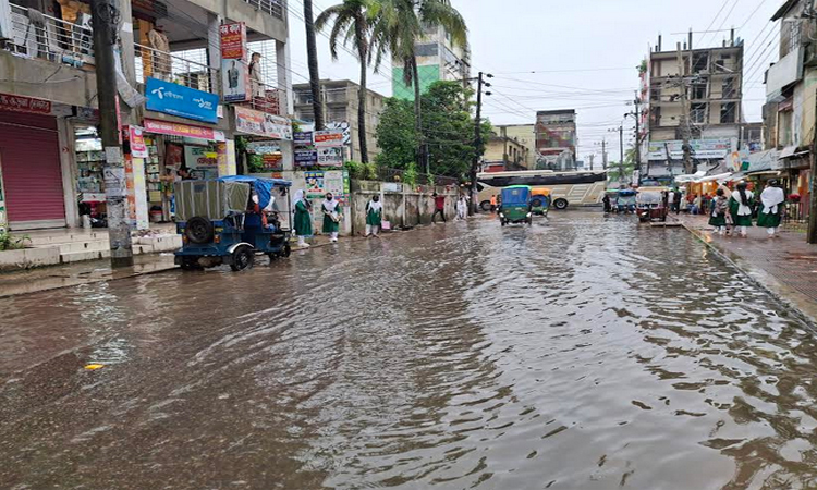নোয়াখালীতে টানা বৃষ্টিতে বন্যার আশঙ্কা, বিচ্ছিন্ন পাঁচ উপজেলা