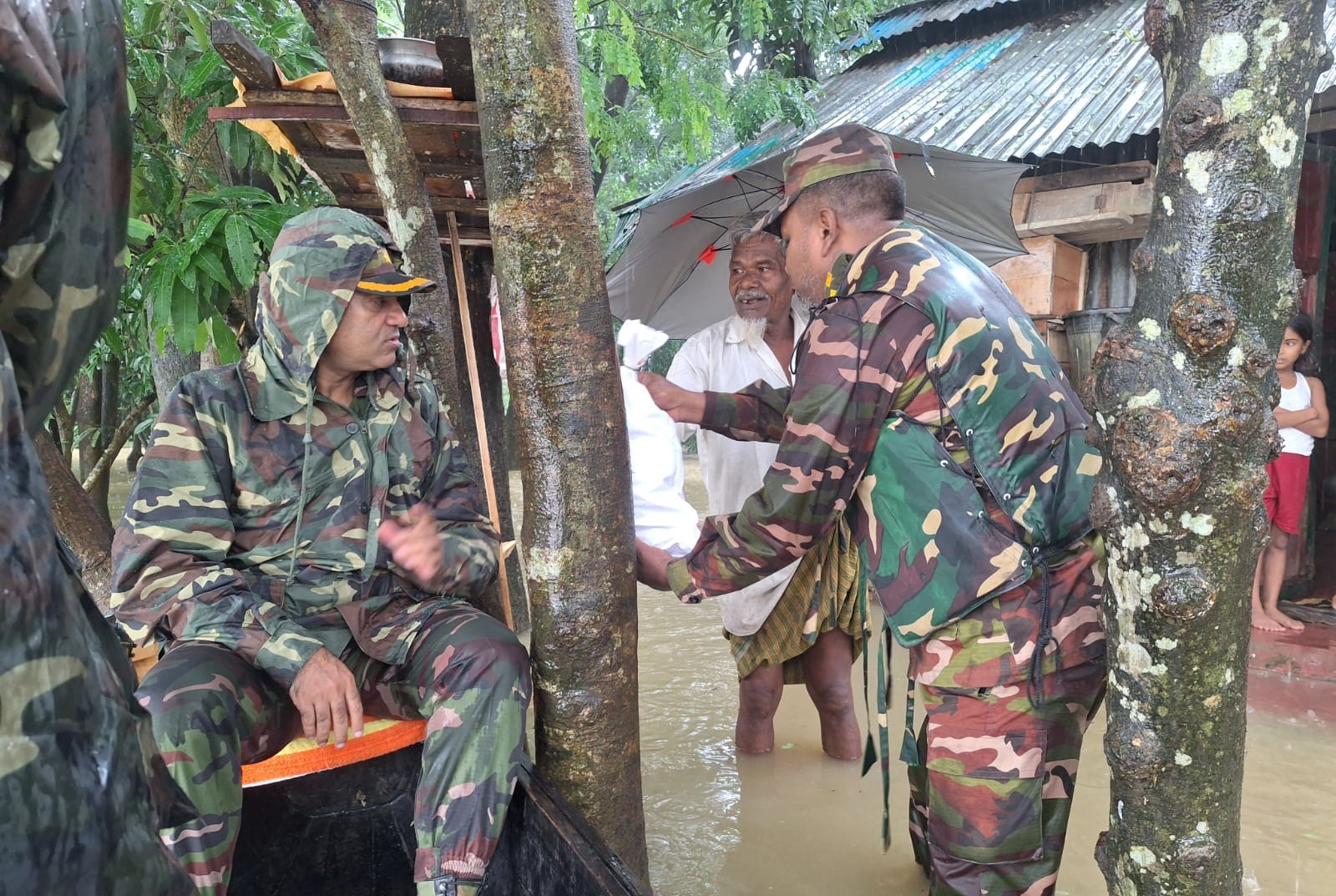 ফেনী জেলায় বন্যা পরিস্থিতি মোকাবেলায় প্রস্তুত সেনাবাহিনী