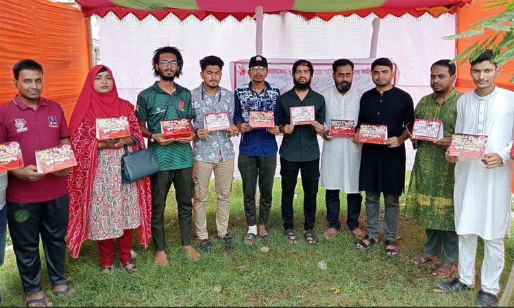 সাতক্ষীরায় ‘জুলাই গণঅভ্যুত্থান’ ক্যালেন্ডার বিতরণ