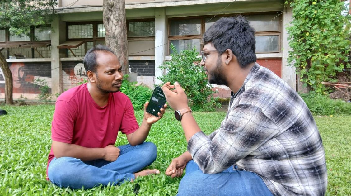 বাসসের পক্ষে ফাহাদের সাক্ষাৎকার নিচ্ছেন পলিয়ার ওয়াহিদ। ছবি : সাবা সিদ্দিকা সুপ্ত