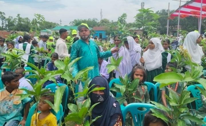 গাজীপুরের শ্রীপুরে শিক্ষার্থীদের মধ্যে গাছের চারা বিতরণ