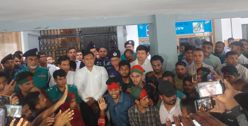 জুলাই গণঅভ্যুত্থানের সময় বক্তব্য দিচ্ছেন গালিব। ছবি : ফেসবুক