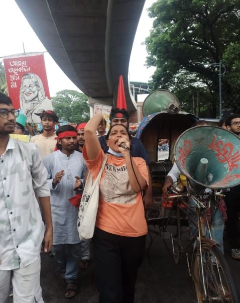 জুলাই অভ্যুত্থানে রাজপথে স্লোগান দিচ্ছেন রাশা। ছবি : ফেসবুক