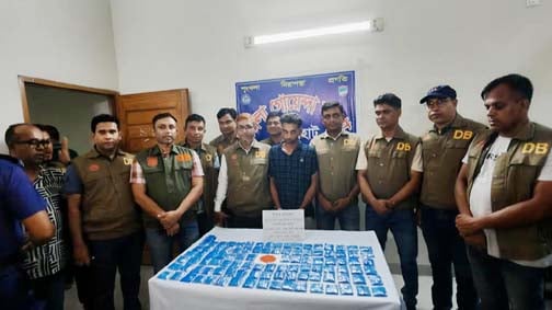 বাগেরহাটে আমের ক্যারেট থেকে কোটি টাকার ইয়াবাসহ মাদক ব্যবসায়ী গ্রেফতার