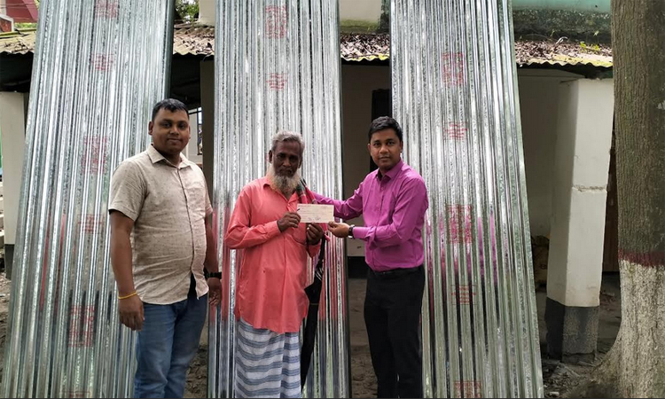 নাটোরে অগ্নিকাণ্ডে ক্ষতিগ্রস্থদের মধ্যে টিন ও অর্থ বিতরণ 