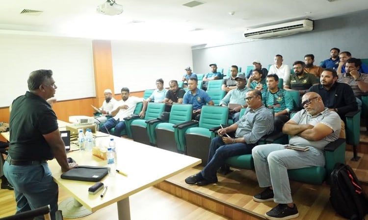 এইচপি ও ডেভলপমেন্ট কর্মকর্তাদের সাথে আলোচনা করেছেন বিসিবি সভাপতি