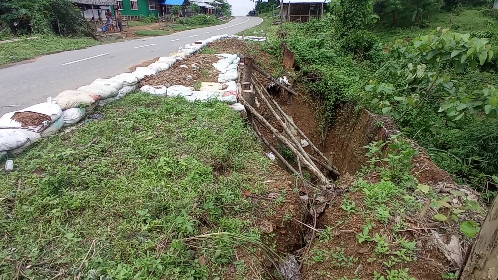 ভারী বর্ষণে ঝুঁকিতে মহালছড়ি-সিন্দুকছড়ি-জালিয়াপাড়া সড়কের ৩৭ পয়েন্টে ভাঙন 