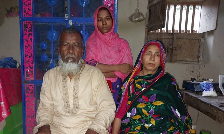 শহীদ আবু সাঈদের বাবা-মা ও বোন। ছবি: বাসস