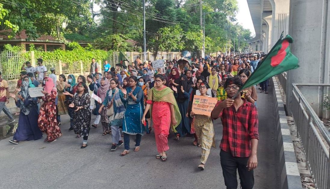 জুলাই গণঅভ্যুত্থানের মিছিলে উমামা ফাতেমা। ছবি : ফেসবুক