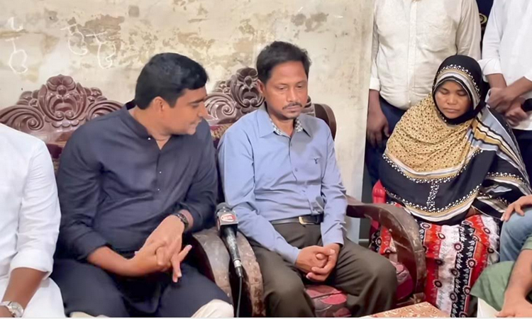 জুলাই গণঅভ্যুত্থানে চট্টগ্রামের প্রথম শহীদ ওয়াসিমের কবর জিয়ারত ছাত্রদলের