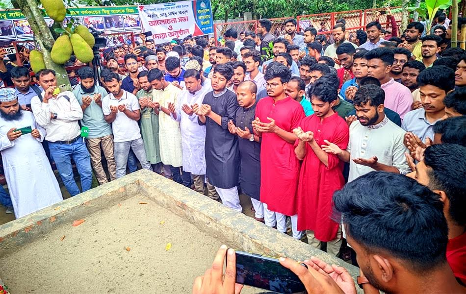 শহীদ আবু সাঈদের কবর জিয়ারত করতে বাবনপুরে জনতার ঢল
