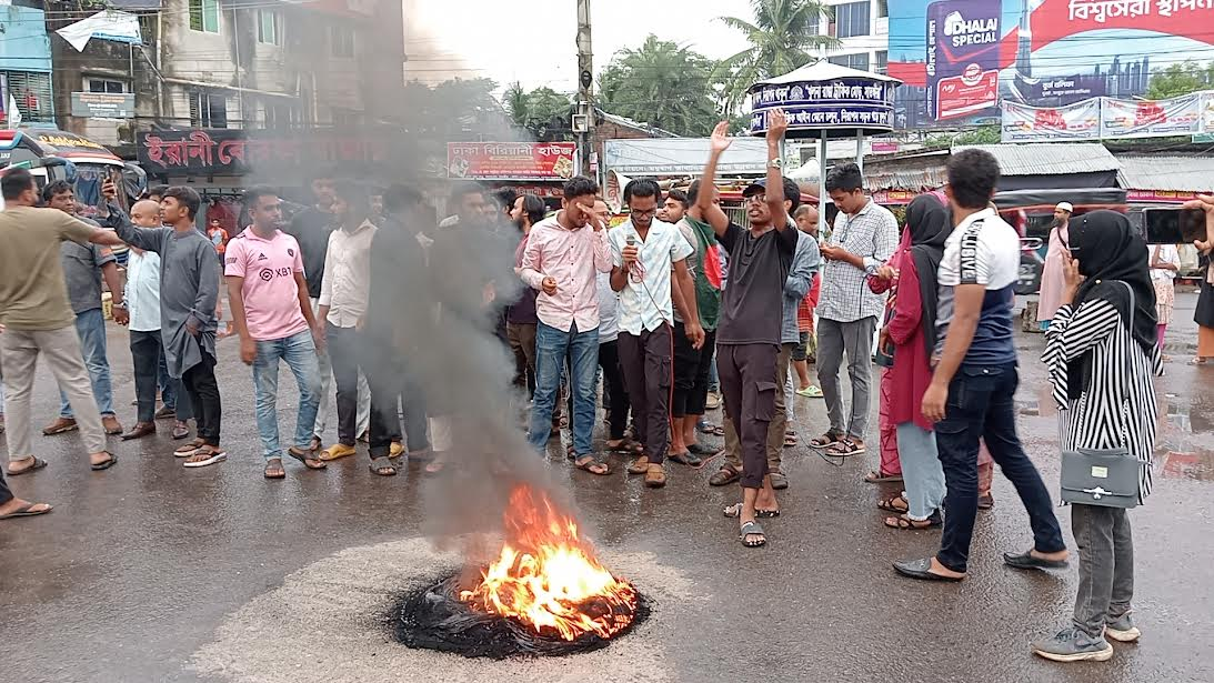 এনসিপি নেতাকর্মীদের উপর হামলার প্রতিবাদে সাতক্ষীরায় সড়ক অবরোধ 