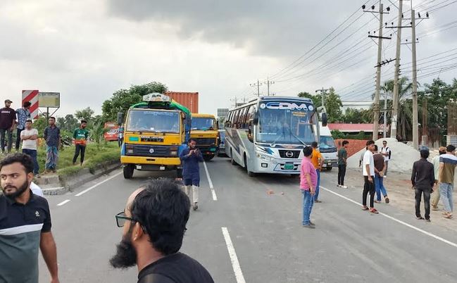 গোপালগঞ্জে হামলার প্রতিবাদে কুমিল্লায় ঢাকা চট্টগ্রাম মহাসড়ক অবরোধ 