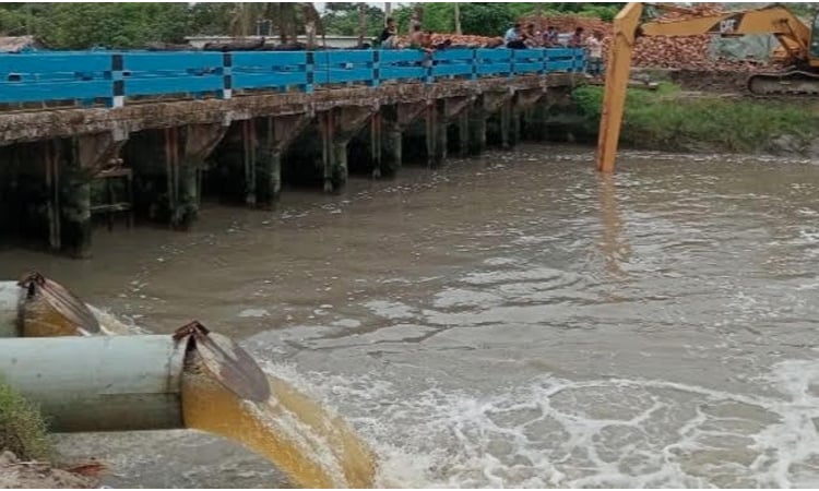 খুলনায় জলাবদ্ধতা নিরসনে চলছে পলি অপসারণ