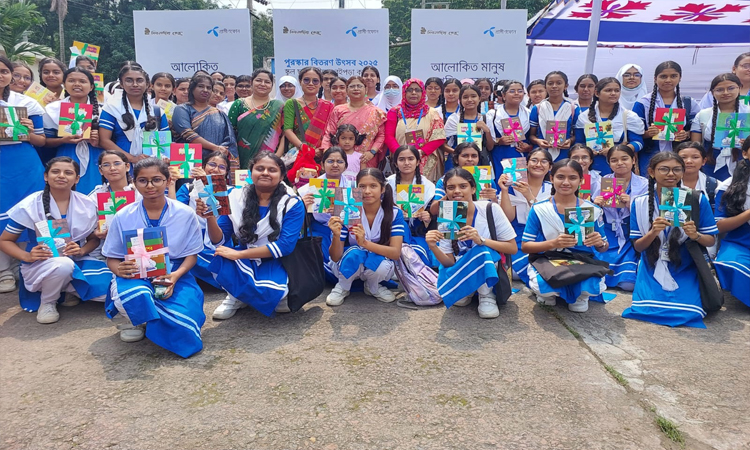 বই পড়ায় কৃতিত্বের জন্য পুরস্কার পেল রাজশাহীর শিক্ষার্থীরা