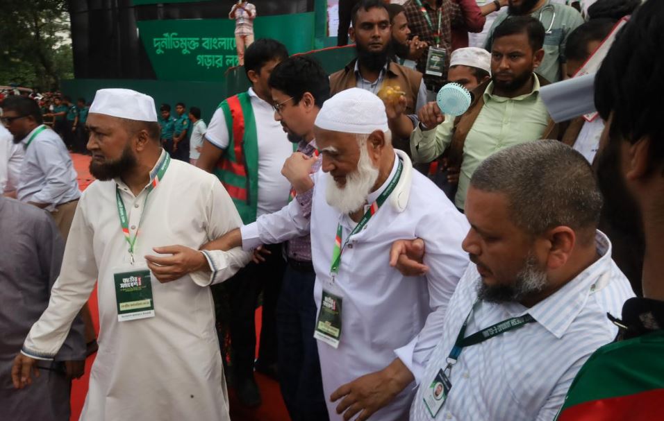 মঞ্চে অসুস্থ হয়ে পড়েন জামায়াতের আমির, এখন সুস্থ আছেন