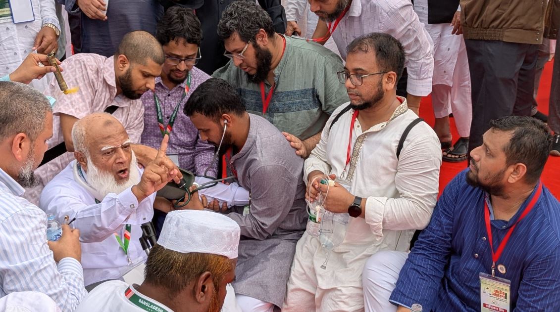 অসুস্থ হয়ে পড়লে মঞ্চে বসে বক্কৃতা করেন জামায়াত আমির। ছবি : বাসস