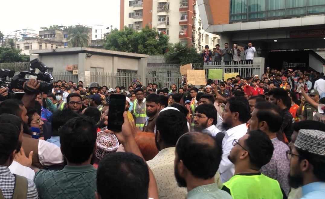বিমান বিধ্বস্তে আহতদের চিকিৎসায় হাসপাতালে অযথা ভিড় না করতে আইন উপদেষ্টার অনুরোধ