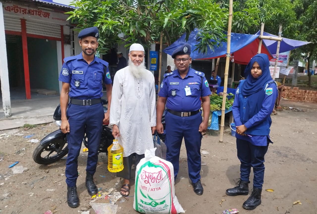 নাটোরে অবসরপ্রাপ্ত পুলিশ সদস্যদের বাড়িতে যাচ্ছে রেশন