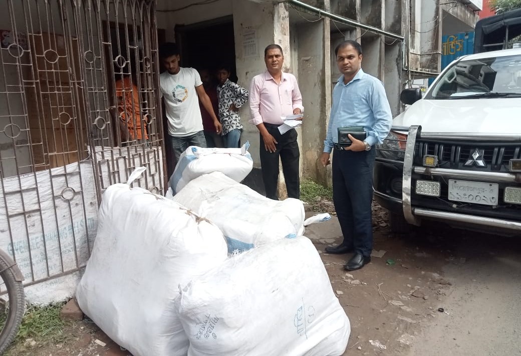 পিরোজপুরে অবৈধ পলিথিন রাখার দায়ে একটি কুরিয়ার সার্ভিসকে জরিমানা