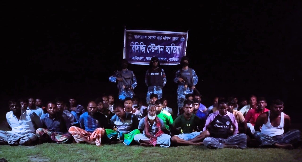 নোয়াখালীর হাতিয়ায় কোস্টগার্ডের অভিযানে অবৈধ জাল'সহ ৩৩ জেলে আটক